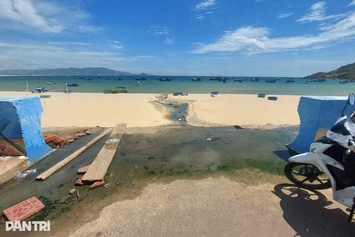 Sewage overflow hits Quy Nhon Beach - 1 Sewage overflow hits Quy Nhon Beach - 1