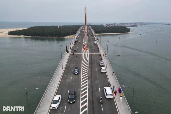 Central Vietnam's longest sea-crossing bridge nears completion - 1 Central Vietnam's longest sea-crossing bridge nears completion - 1