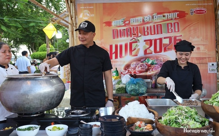 Hue sets national record with 300 bowls of bun bo - 1