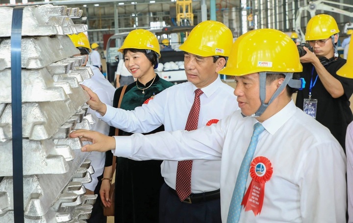 Vietnam unveils first domestically produced aluminium ingots - 1 Vietnam unveils first domestically produced aluminium ingots - 1