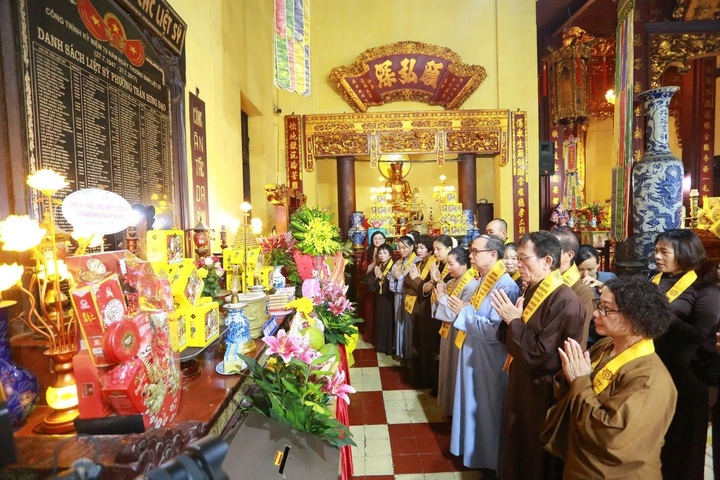 Hanoi pagoda rings bells to honour war martyrs - 2