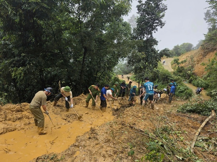 Heavy rain triggers evacuations in Lao Cai - 1