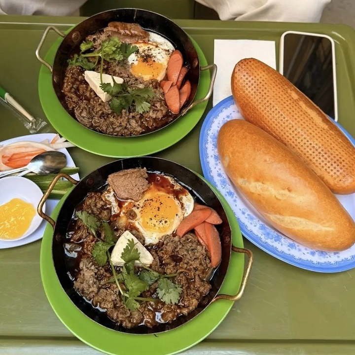 Vietnamese baguette cafe draws crowds in New York - 4