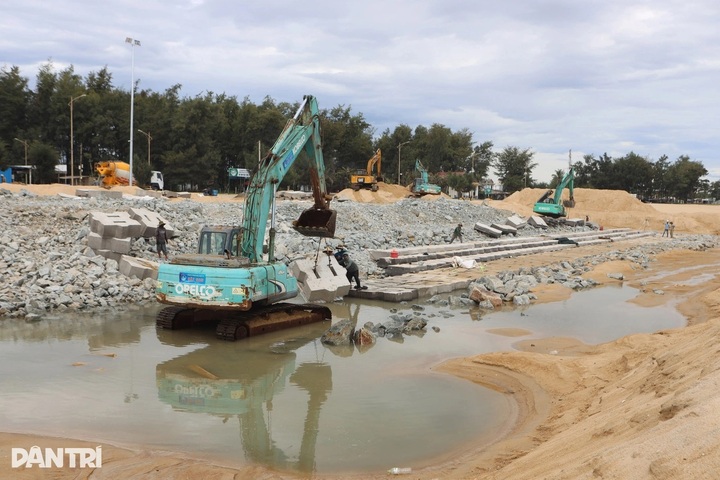 Hue starts USD-9.9 mln coastal defence project at storm-hit beach - 1