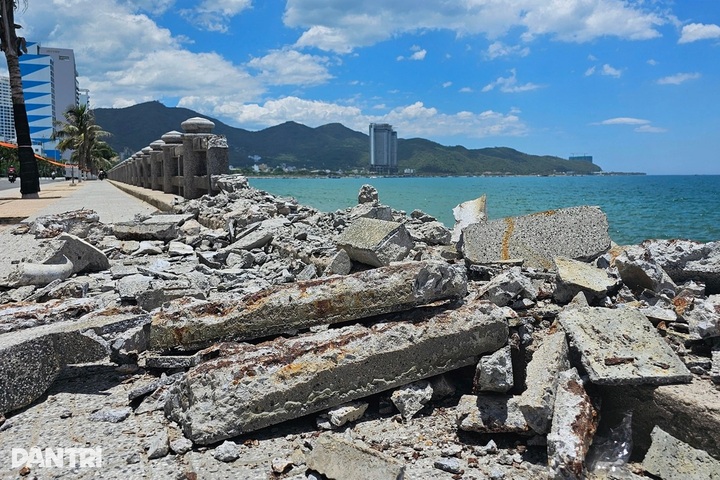 Nha Trang replaces 2 kilometres of ageing beachfront railings - 1 Nha Trang replaces 2 kilometres of ageing beachfront railings - 1