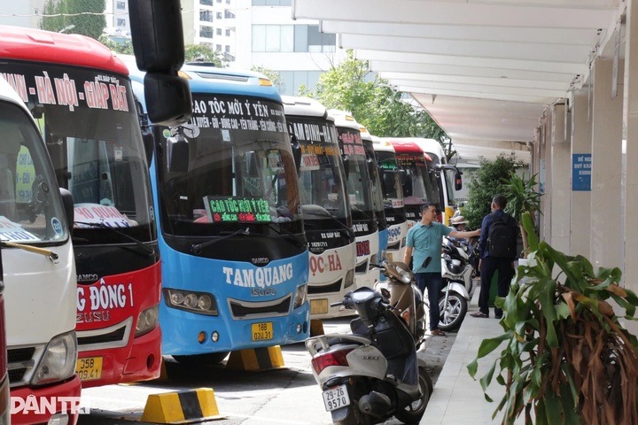 Hanoi to add 500 coaches at bus stations for National Day holiday - 1