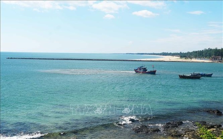 Sand buildup at Cua Tung hampers fishing boats - 1