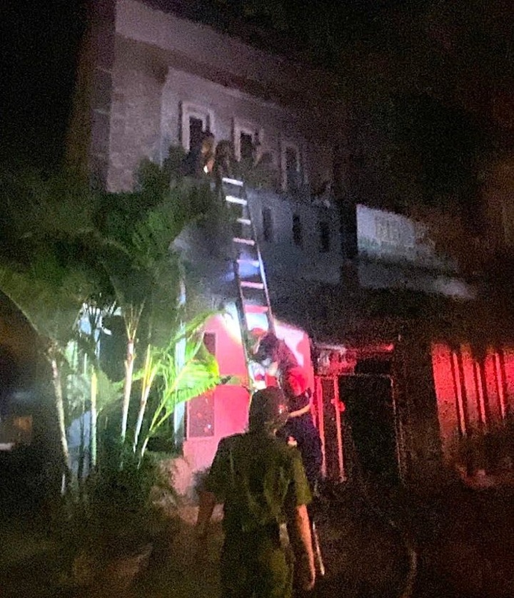28 rescued from Danang guesthouse fire - 2