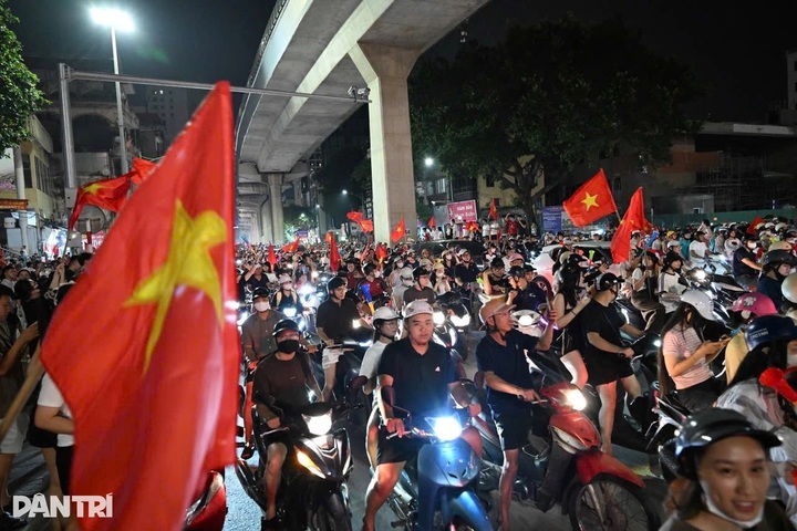 Fans flood streets to celebrate Vietnam's ASEAN Cup victory - 9