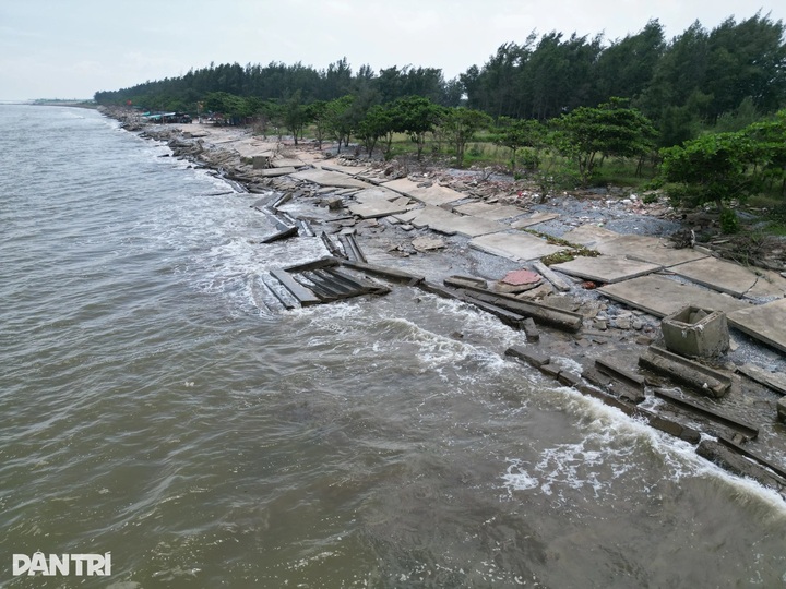 Severe erosion leaves Rang Dong coastal tourist site in ruins - 2
