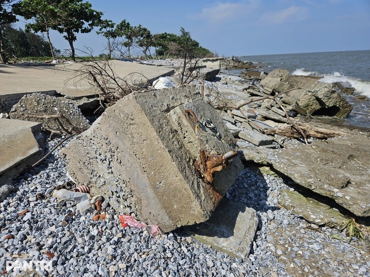 Severe erosion leaves Rang Dong coastal tourist site in ruins - 3