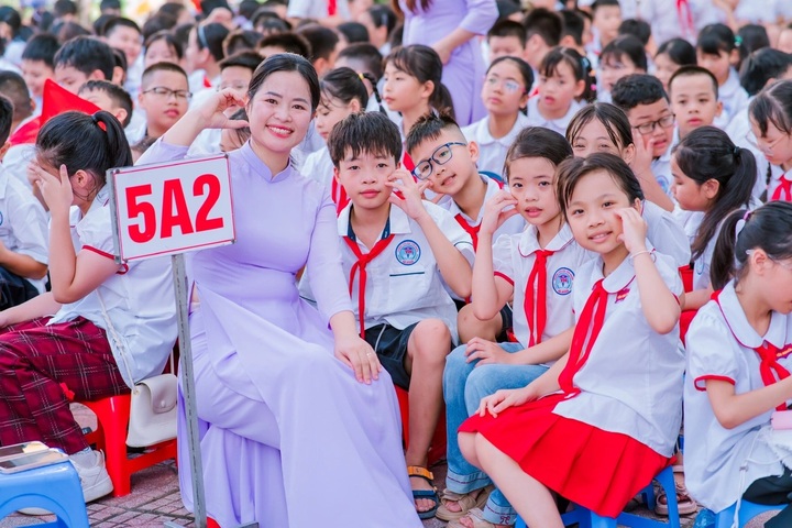 Hanoi moves to expand English-medium teaching in schools - 1