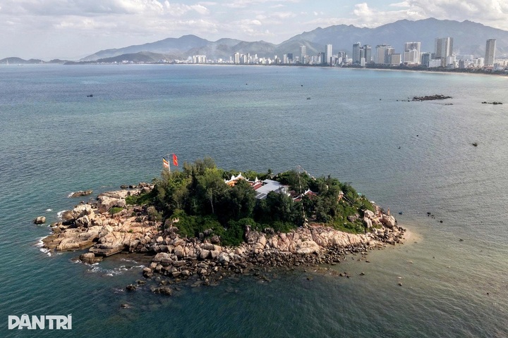 Offshore pagoda in Nha Trang draws visitors - 1