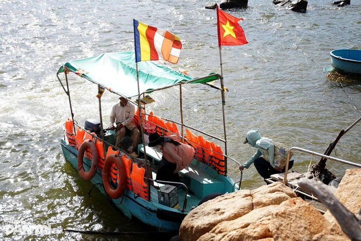 Offshore pagoda in Nha Trang draws visitors - 2