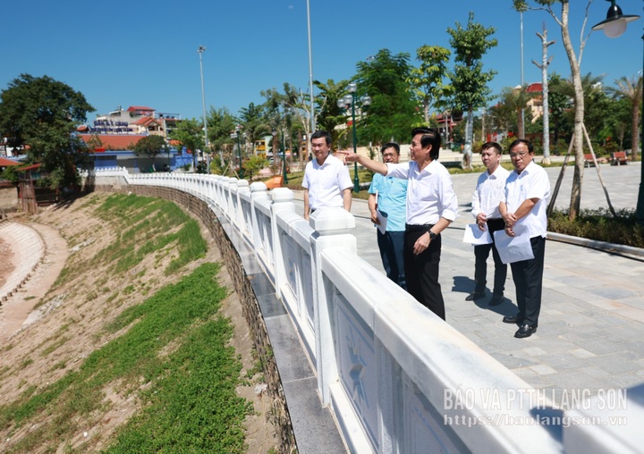 Lang Son studies first glass bridge across Ky Cung River - 1