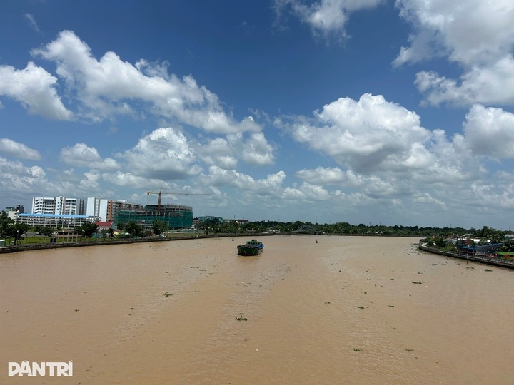 High tides threaten flooding in Can Tho, Vinh Long - 1