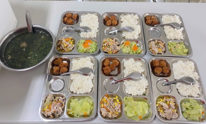 Hanoi tightens food safety controls for school meals - 1
