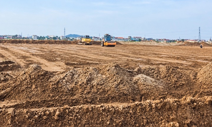 Land clearance for Gia Binh airport nears completion - 1