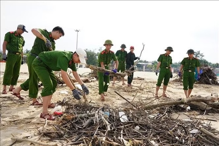 Tonnes of flood debris wash up on Nhat Le Beach - 1