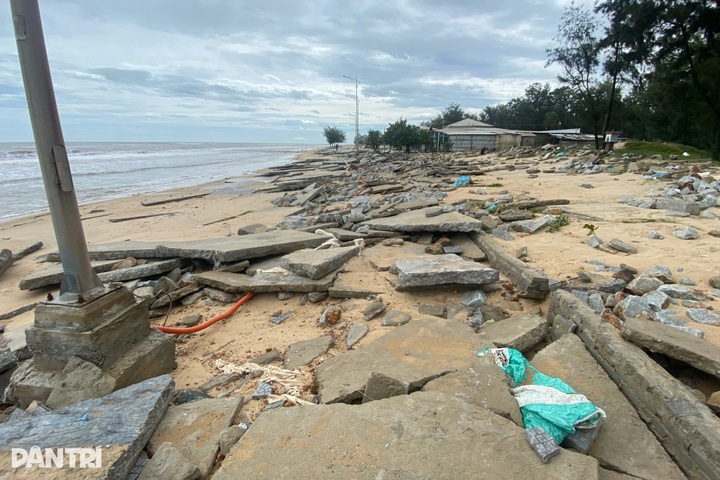 Coastal erosion affects over 1,000 households in Hue - 1