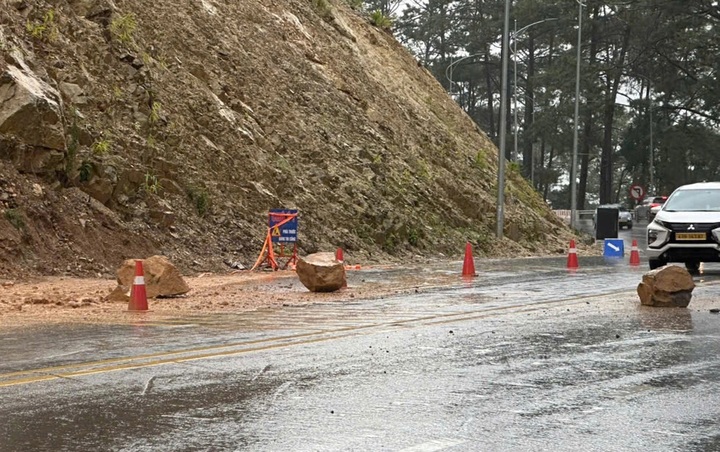 Rocks fall onto Dalat’s Prenn Pass after downpours - 1 Rocks fall onto Dalat’s Prenn Pass after downpours - 1