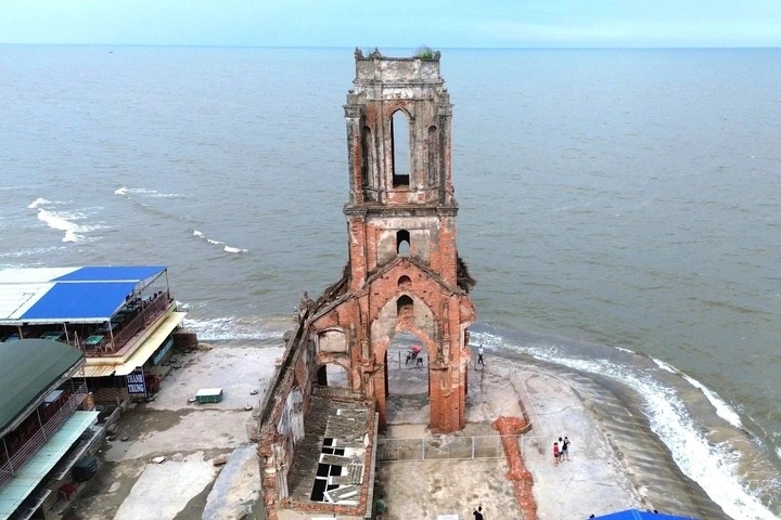 Illegal structures cleared around Ninh Binh church ruins - 1