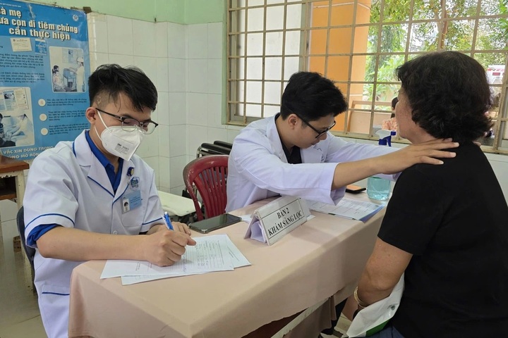 HCM City deploys 81 doctors to understaffed health stations - 1