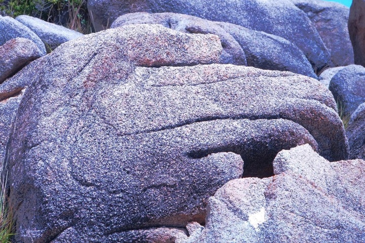 Cu Lao Xanh's unusual rock formations attract visitors - 1