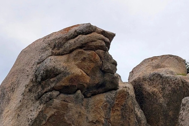 Cu Lao Xanh's unusual rock formations attract visitors - 2