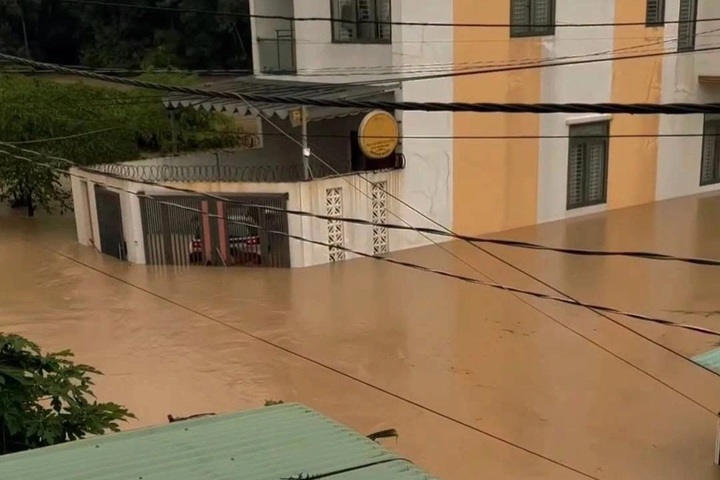 Heavy rain floods residential areas in Dong Nai - 1