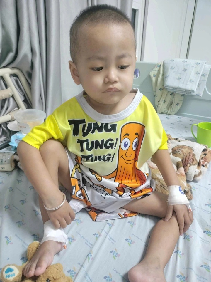 Family of boy with blood cancer receives VND 91 million in aid - 2