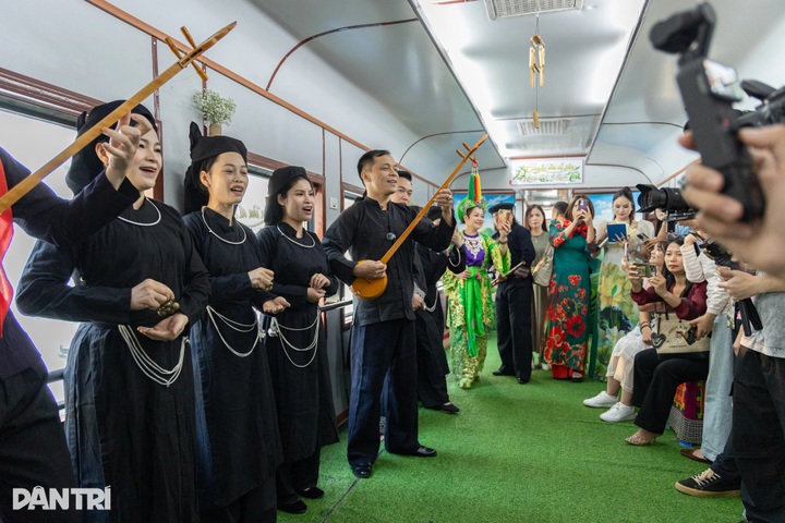 Heritage train offers tea, traditional music on Hanoi-Thai Nguyen route - 5