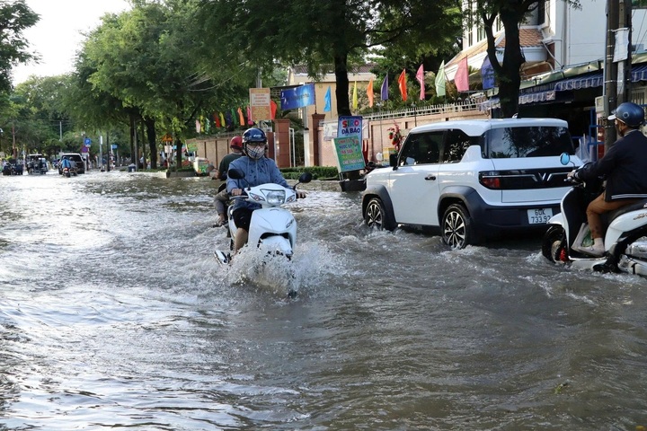 Record high tide floods streets in Dong Nai after 26 years - 1