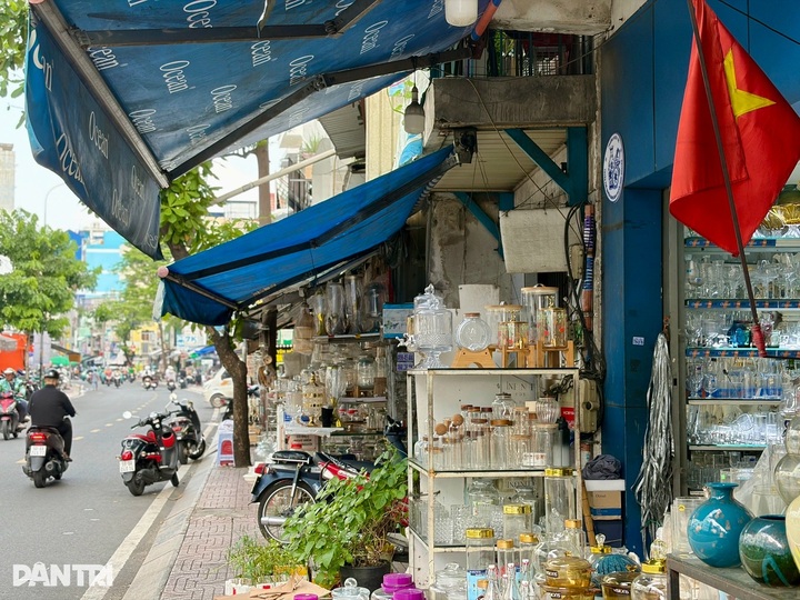 HCM City's first ceramics street sees slow trade after launch - 4