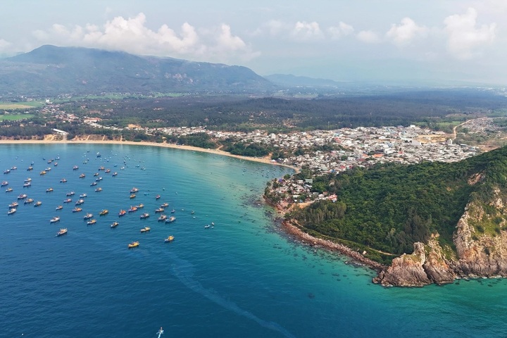 Dragon-shaped rocky headland attracts tourists to Gia Lai - 3
