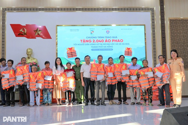 Dantri donates 2,040 life jackets to flood-hit communities in Danang - 4