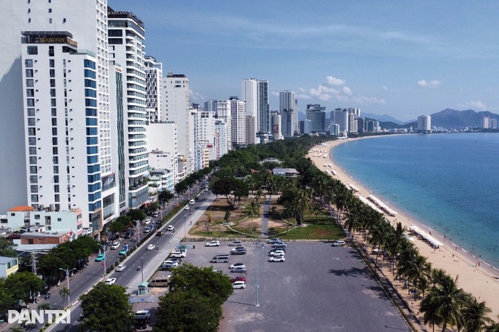 Free beachfront car park surprises visitors in Nha Trang - 1