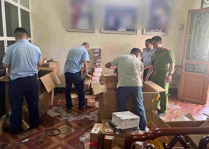 Hanoi authorities seize nearly 2,900 suspected counterfeit handbags - 1