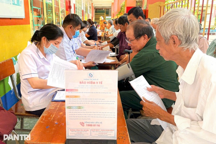 HCM City expands free health checks to unregistered residents - 1