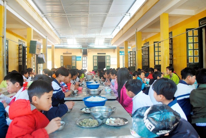Higher meal allowances proposed for disadvantaged students - 1