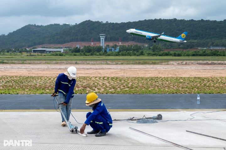 First flights use new runway at Phu Quoc airport - 9
