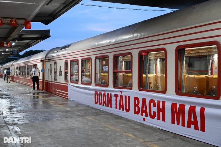 Vinh-Hanoi train to stop at Phu Ly for hospital access from November - 1