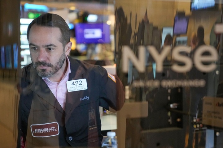 Dow Jones giảm hơn 380 điểm từ đỉnh lịch sử - 1 Dow Jones giảm hơn 380 điểm từ đỉnh lịch sử - 1