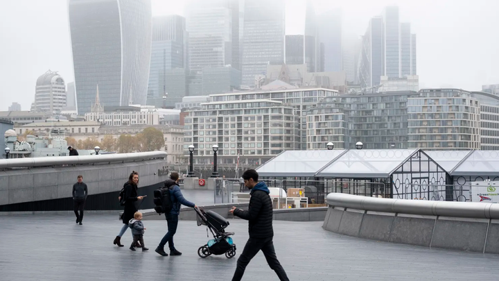 Kinh tế Anh sụt giảm tháng thứ hai liên tiếp - 1