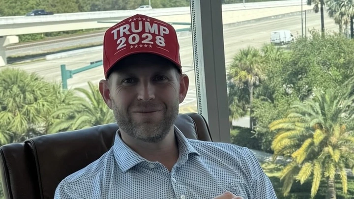 Tổng thống Mỹ mở bán mũ lưỡi trai "Trump 2028" - 1