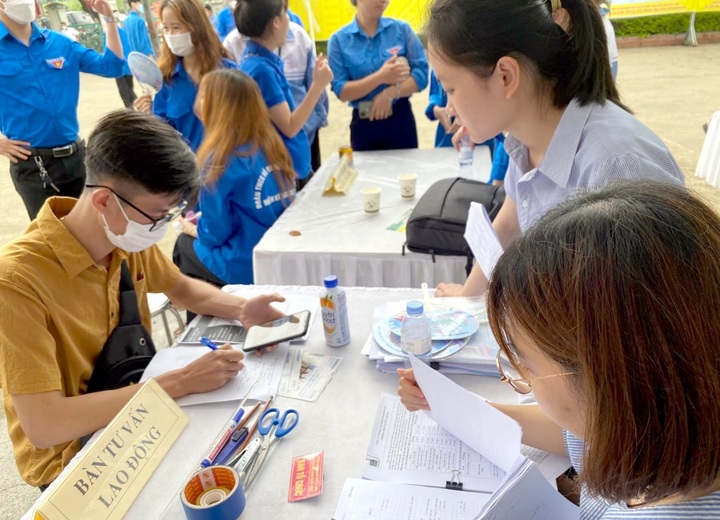 Nhu cầu tuyển dụng tăng cao trong lĩnh vực thương mại dịch vụ - 1