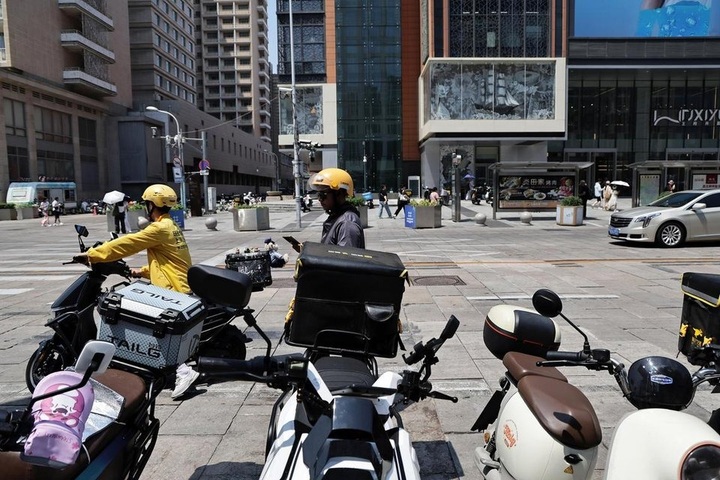 Trung Quốc: Lao động tự do đối mặt rủi ro trong thời tiết nắng nóng - 1 Trung Quốc: Lao động tự do đối mặt rủi ro trong thời tiết nắng nóng - 1