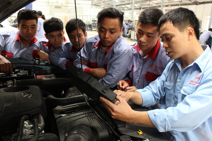 Chọn học trường nghề để dễ có việc làm, thu nhập ổn định - 1 Chọn học trường nghề để dễ có việc làm, thu nhập ổn định - 1