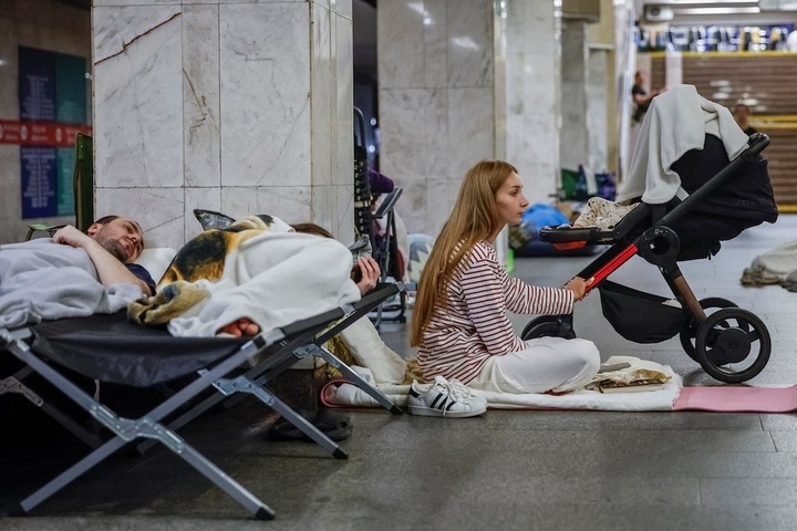 Ukraine: Người dân chật vật tìm giấc ngủ trong đêm hỏa lực - 1 Ukraine: Người dân chật vật tìm giấc ngủ trong đêm hỏa lực - 1