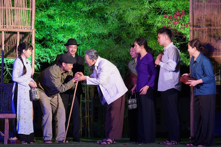 Làm mới câu chuyện cách mạng bằng ngôn ngữ nhạc kịch hiện đại - 1 Làm mới câu chuyện cách mạng bằng ngôn ngữ nhạc kịch hiện đại - 1